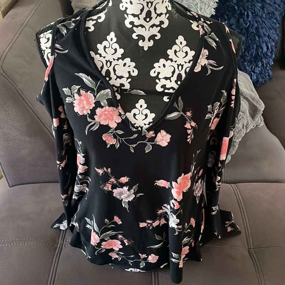 RUE21 Black with Flower Design Open Shoulder Top Size XL